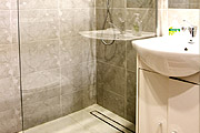 łazienka z prysznicem w pokoju brzozowym
