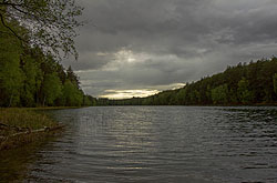 Deszczowe chmury nad jeziorem